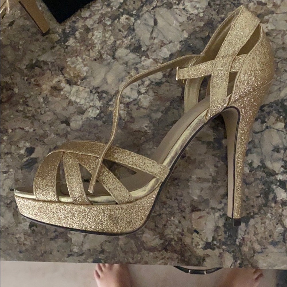 Sparkling gold high heel